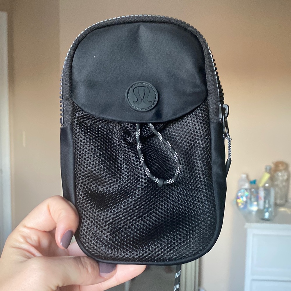 BLACK LULULEMON CROSSBODY BAG